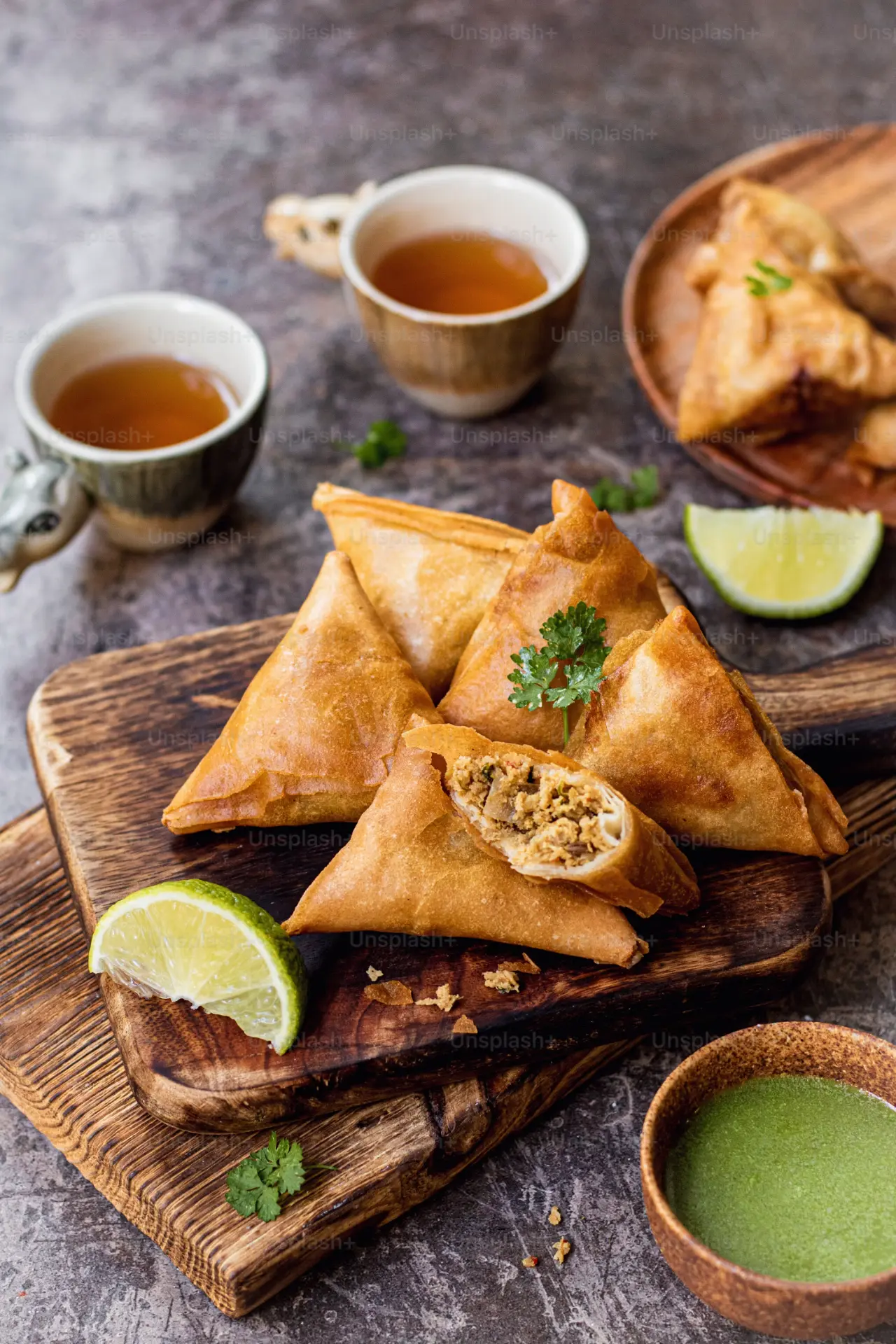 Lunchtallrik med samosas, dip och te på Arom